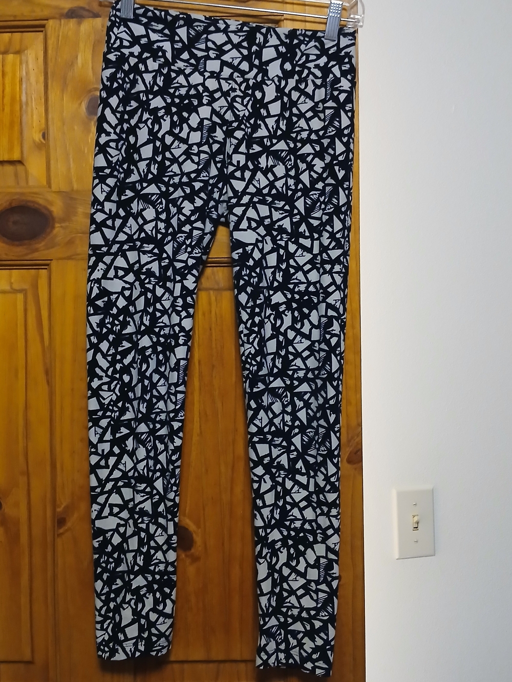 LuLaRoe Black and White Abstract Pattern Leggings